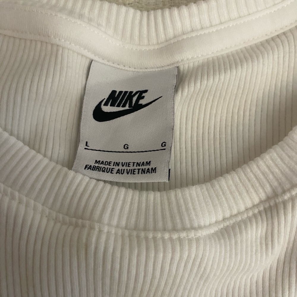 NWOT Rare White Floral Embroidered Women's Nike Crop Top - Picture 6 of 10